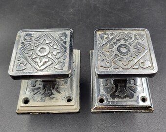 ヴィンテージジュラルミン製ドアノブ：幾何学模様の金属製金具、ソ連風 