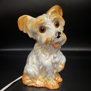 犬用ランプ。ドイツ製のビンテージ磁器製テーブルランプ。アロマランプ。ナイトライト。磁器製の犬。動物の置物。子供部屋の装飾。