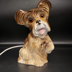 犬用ランプ。ドイツ製のビンテージ磁器製テーブルランプ。アロマランプ。ナイトライト。磁器製の犬。動物の置物。子供部屋の装飾。