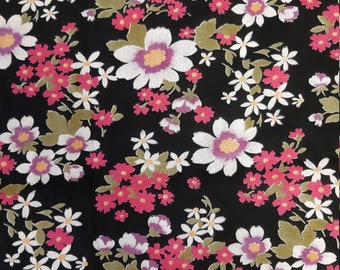 3 meter katoenen chintz in één aanbieding. Vintage katoenen stof. Sovjet bloemenstof. Roze en witte bloemen op de zwarte achtergrond.