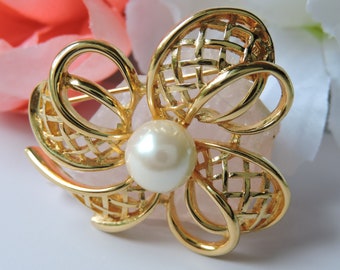 Bow and Faux Pearl Brooch Richelieu