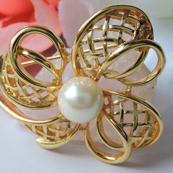 Bow and Faux Pearl Brooch Richelieu