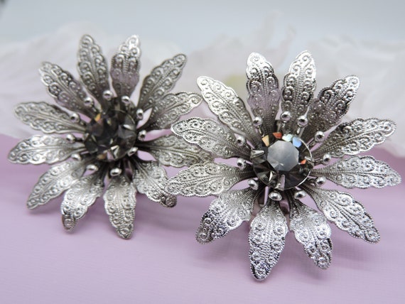 Judy Lee Silver and Gray Flower Clip on Earrings - image 3