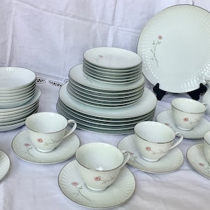 Noritake Amorette Mid-century dinner service, very rare, 6 place settings of 7 pieces per place. 1962 -1967