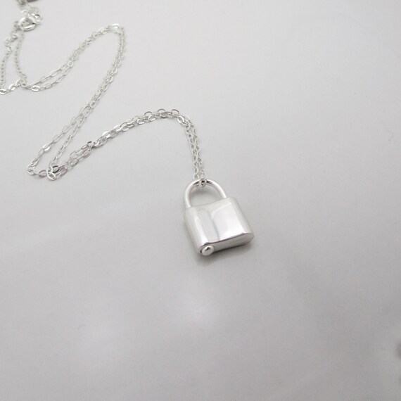 ネックレス・ペンダント SSIL PETITE LOCK NECKLACE Sterling Silver Lock Necklace, Tiny Padlock Necklace, Dainty