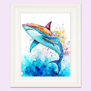 Puede incluir: Pintura acuarela de un tibur&oacute;n saltando fuera del agua. El tibur&oacute;n es azul, naranja y blanco. El agua es azul y verde con salpicaduras de amarillo y rosa.