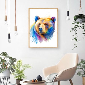 Puede incluir: Pintura de acuarela de la cabeza de un oso marr&oacute;n con un fondo colorido. El oso est&aacute; mirando hacia la izquierda de la imagen.