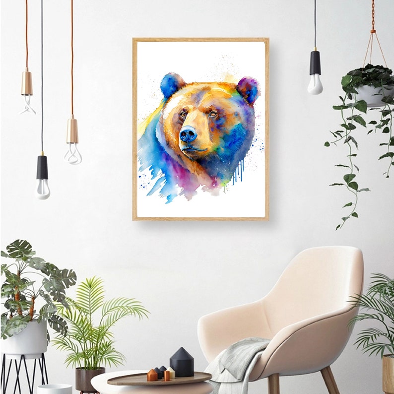 Puede incluir: Pintura de acuarela de la cabeza de un oso marr&oacute;n con un fondo colorido. El oso est&aacute; mirando hacia la izquierda de la imagen.