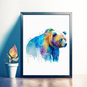 Pu&ograve; includere: Dipinto ad acquerello di un orso bruno con schizzi di colore blu, verde e viola. L'orso guarda a destra dell'immagine.
