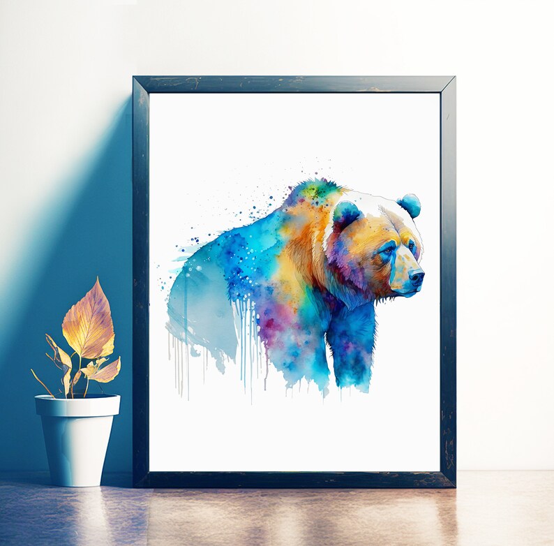 Pu&ograve; includere: Dipinto ad acquerello di un orso bruno con schizzi di colore blu, verde e viola. L'orso guarda a destra dell'immagine.