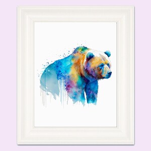 Pu&ograve; includere: Dipinto ad acquerello di un orso bruno con schizzi di colore blu, viola e giallo. L'orso &egrave; rivolto a destra e ha un'espressione seria.