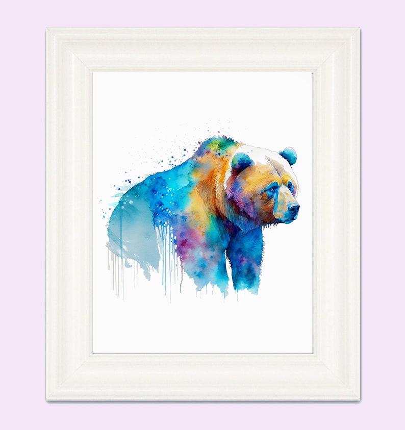 Pu&ograve; includere: Dipinto ad acquerello di un orso bruno con schizzi di colore blu, viola e giallo. L'orso &egrave; rivolto a destra e ha un'espressione seria.