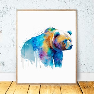 Pu&ograve; includere: Dipinto ad acquerello di un orso bruno con accenti blu, viola e gialli. L'orso &egrave; rivolto a destra e ha uno sfondo bianco.