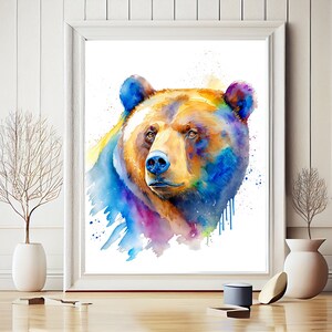 Puede incluir: Pintura de acuarela de la cabeza de un oso marr&oacute;n con acentos azules, morados y amarillos. El oso est&aacute; mirando hacia la izquierda de la imagen.