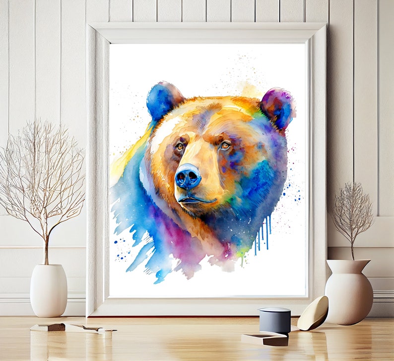 Puede incluir: Pintura de acuarela de la cabeza de un oso marr&oacute;n con acentos azules, morados y amarillos. El oso est&aacute; mirando hacia la izquierda de la imagen.