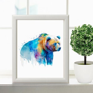 Pu&ograve; includere: Dipinto ad acquerello di un orso bruno con accenti blu, viola e gialli. L'orso &egrave; in piedi su uno sfondo bianco.