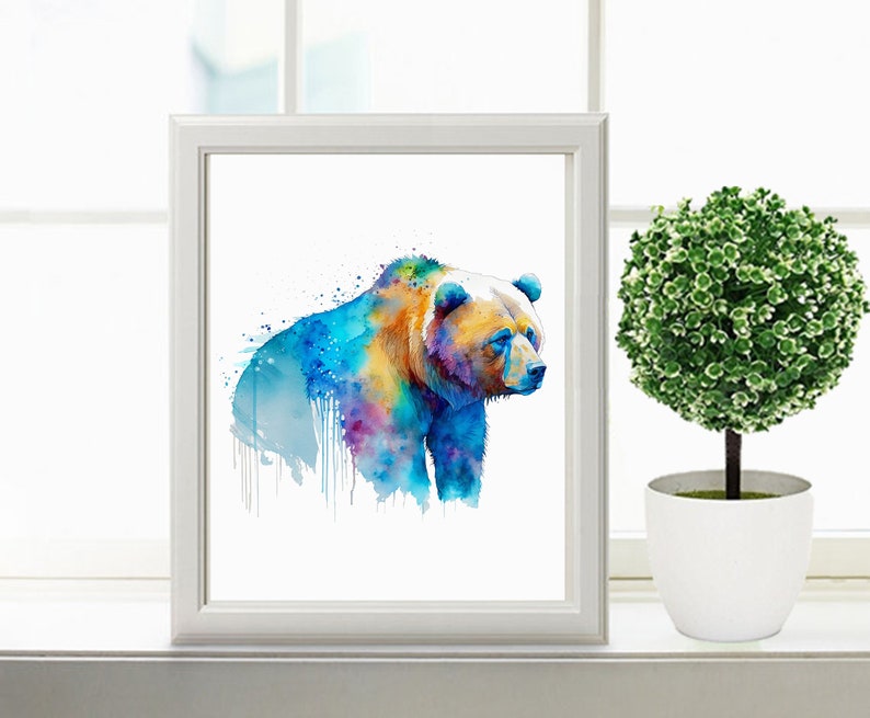 Pu&ograve; includere: Dipinto ad acquerello di un orso bruno con accenti blu, viola e gialli. L'orso &egrave; in piedi su uno sfondo bianco.