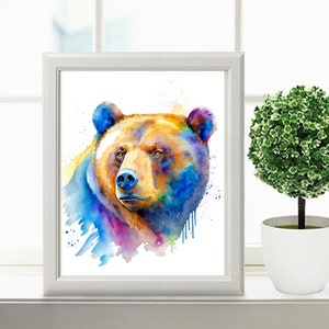 Puede incluir: Pintura de acuarela de la cabeza de un oso marr&oacute;n con acentos azules, morados y amarillos. El oso est&aacute; mirando hacia la izquierda de la imagen.