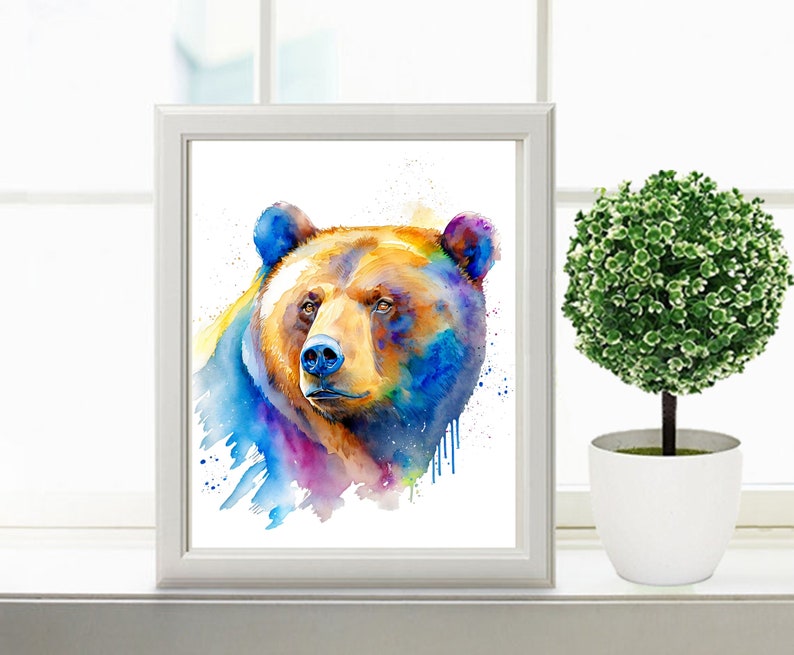 Puede incluir: Pintura de acuarela de la cabeza de un oso marr&oacute;n con acentos azules, morados y amarillos. El oso est&aacute; mirando hacia la izquierda de la imagen.