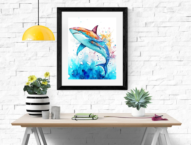 Puede incluir: Una pintura de acuarela de un tibur&oacute;n colorido saltando fuera del agua. El tibur&oacute;n est&aacute; pintado en tonos de azul, naranja y rojo, y el agua est&aacute; pintada en tonos de azul y verde. La pintura est&aacute; enmarcada en un marco negro.