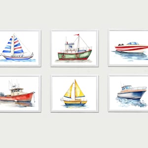 Pode incluir: Conjunto de seis aquarelas que representam vários barcos. As pinturas incluem um veleiro com listras vermelhas, brancas e azuis, um barco de pesca vermelho e verde, uma lancha rápida vermelha e branca, um barco de pesca vermelho, um veleiro amarelo e uma lancha rápida azul.
