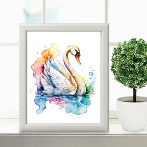 Puede incluir: Una pintura de acuarela de un cisne blanco nadando en un fondo abstracto colorido. El cisne est&aacute; mirando hacia la izquierda y tiene la cabeza girada hacia la derecha. El fondo es una mezcla de azul, verde, amarillo, naranja y rosa.