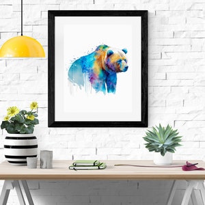Pu&ograve; includere: Un dipinto ad acquerello di un orso bruno con accenti blu, verdi e viola. L'orso &egrave; in piedi su uno sfondo bianco.