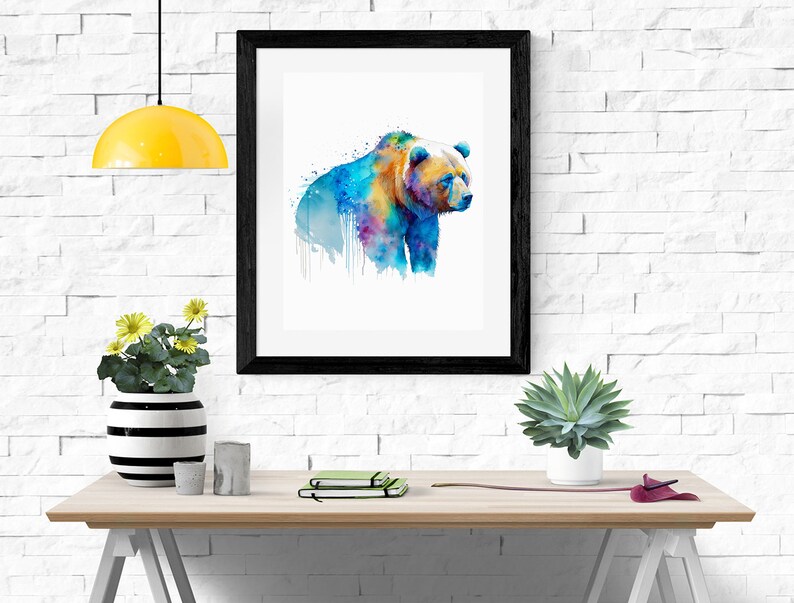 Pu&ograve; includere: Un dipinto ad acquerello di un orso bruno con accenti blu, verdi e viola. L'orso &egrave; in piedi su uno sfondo bianco.
