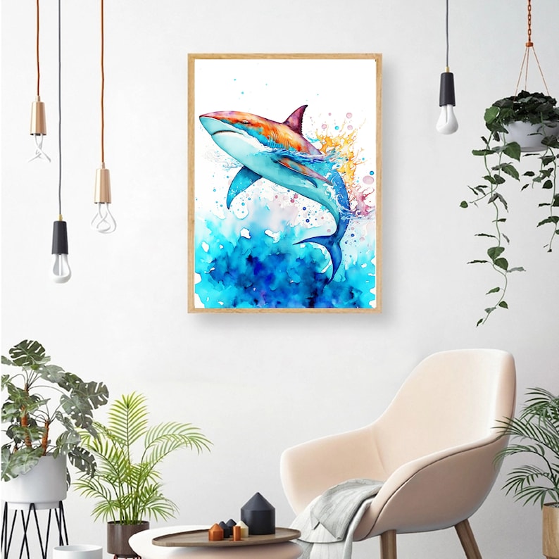 Puede incluir: Una pintura de acuarela de un tibur&oacute;n azul saltando fuera del agua. El tibur&oacute;n est&aacute; rodeado de salpicaduras de pintura azul, p&uacute;rpura y naranja.