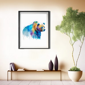 Pu&ograve; includere: Un dipinto ad acquerello di un orso bruno con accenti blu, viola e gialli. L'orso &egrave; in piedi su uno sfondo bianco.
