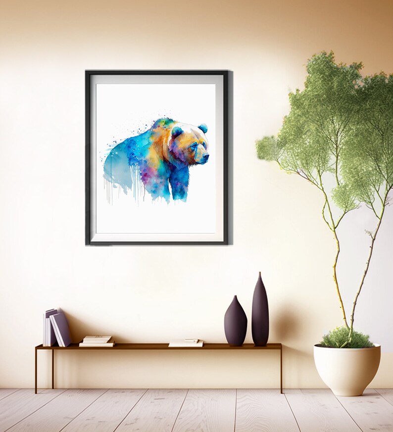 Pu&ograve; includere: Un dipinto ad acquerello di un orso bruno con accenti blu, viola e gialli. L'orso &egrave; in piedi su uno sfondo bianco.