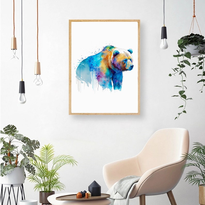 Pu&ograve; includere: Un dipinto ad acquerello di un orso bruno con accenti blu, viola e verdi. L'orso &egrave; in piedi su uno sfondo bianco.