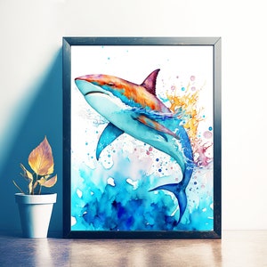 Puede incluir: Pintura acuarela de un tibur&oacute;n azul y naranja saltando fuera del agua con salpicaduras de color a su alrededor.