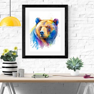 Puede incluir: Una pintura de acuarela de la cabeza de un oso marr&oacute;n con salpicaduras de pintura azul, p&uacute;rpura, amarilla y naranja.