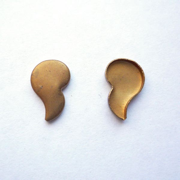 30 low bezel comma or apostrophe mark shaped brass blank, Unusual teardrop 13 x 7 mms bezel blank