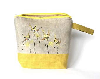 Nécessaire de linho amarelo feita à mão: Estojo de higiene pessoal com estampa floral.