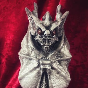 Halloween horror nights inspired Bat idol