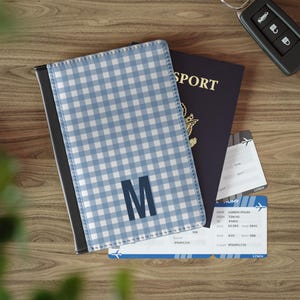Funda para pasaporte de cuadros azules con monograma personalizado, billetera de viaje personalizada, funda de piel sintética con bloqueo RFID y ranuras para tarjetas.