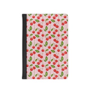 Funda para pasaporte de cuadros vichy rosas con estampado de cerezas, bonita cartera de viaje de piel sintética con bloqueo RFID y tarjeteros.