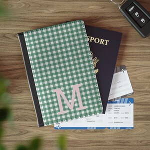 Funda para pasaporte de cuadros verdes con monograma rosa, cartera de viaje personalizable con iniciales, tarjetero RFID de piel sintética con compartimentos para tarjetas.