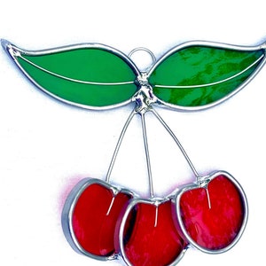 Suncatcher di ciliegie rosse in vetro colorato