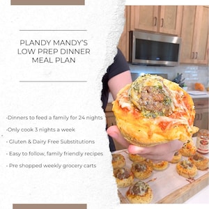 以下が含まれることがあります： 焼かれた食事プランの画像。テキストは「PLANDY MANDY'S LOW PREP DINNER MEAL PLAN」と表示されています。食事プランには、24泊分の夕食、週3回の調理、グルテンフリーおよび乳製品フリーの代替品、簡単なレシピ、事前に購入した食料品カートが含まれています。