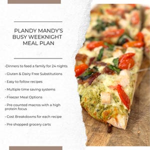 Peut inclure: Un gros plan sur une pizza garnie de pesto, de poulet, de bacon et de tomates cerises. Le texte "PLANDY MANDY'S BUSY WEEKNIGHT MEAL PLAN" est en haut de l'image. Le texte sous le titre énumère les caractéristiques du plan de repas, notamment les substitutions sans gluten et sans produits laitiers, les macros pré-comptées et les chariots d'épicerie pré-achetés.