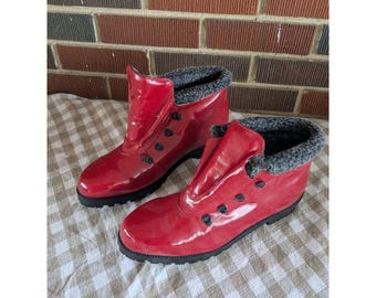 Glänzende rote Stiefeletten aus Kunstleder mit grauem Kunstpelzbesatz