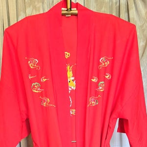 Bata larga de algodón/poliéster rojo, sin estrenar, adornada con un dragón y otros diseños. Conserva la etiqueta original. Talla XL.