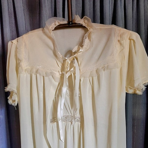 50s-60s soft yellow two piece gown and robe peignoir set in excellent condition,  size 34