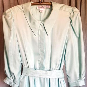 Beautiful aqua blue Leslie Fay dress.  3/4 sleeves.  hidden front buttons.  cummerbund waist.  skirt is gathered.   very good condition 10