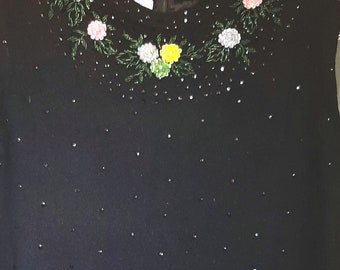 Precioso top negro de lana con estampado de conchas, bordado a mano con flores de lentejuelas y cuentas, en excelente estado, talla M.