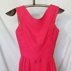 Vintage Lee Claire pink sleeveless chiffon dress in very good condition, size small