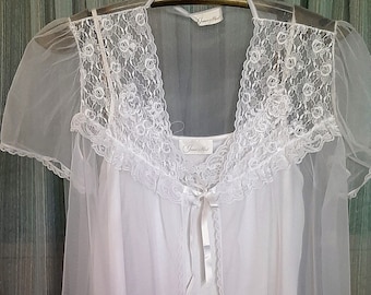 White Inner Most Sears two piece  Peignoir set, white nightgown and robe in excellent condition,  size largez